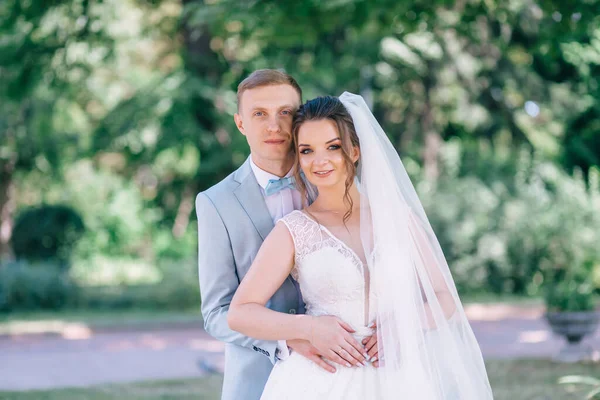 Een Jong Bruidspaar Geniet Van Romantische Momenten Een Zomergroene Weide — Stockfoto