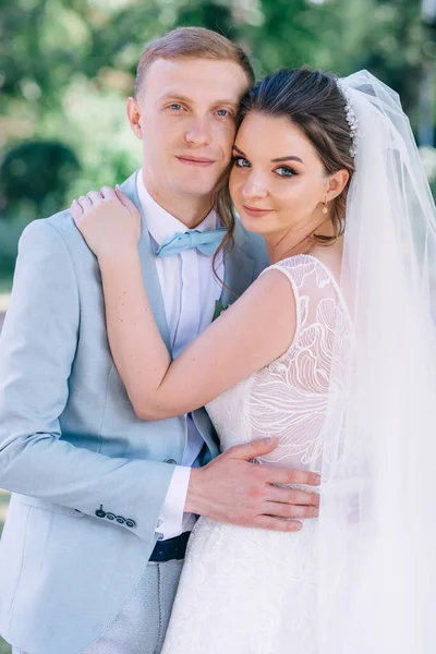 Happy Young Couple Hugging Wedding Ceremony Walk Beautiful Bride White — Fotografia de Stock