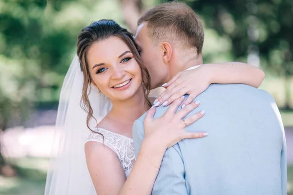 Ενός Όμορφου Γαμήλιου Ζευγαριού Στην Ύπαιθρο Νεαρή Όμορφη Νύφη Αγκαλιάζει — Φωτογραφία Αρχείου