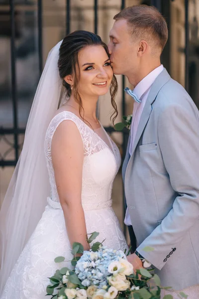 Gelukkige Bruid Bruidegom Het Park Hun Trouwdag Een Man Een — Stockfoto