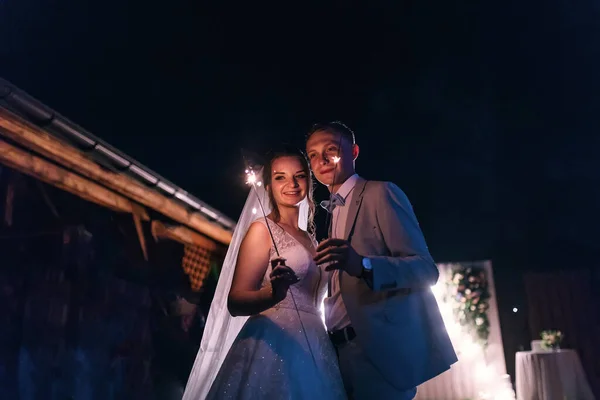 Les Jeunes Mariés Tiennent Des Étincelles Nuit Fin Parfaite Votre — Photo