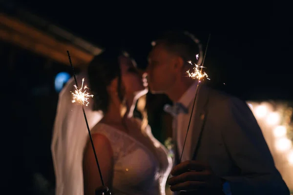 Newlyweds Sparklers Kiss Say Goodbye Guests Night Restaurant Beautiful End — ストック写真