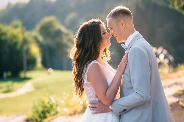 Jeune Couple Promenade Campagne Sur Fond Forêt Verte — Photo