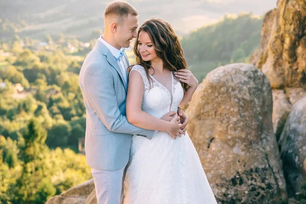 美しい結婚式のカップル 花嫁と花婿 山の背景に恋 — ストック写真