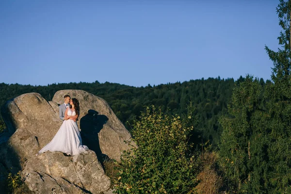 Beautiful Couple Newlyweds Bride Groom Wedding Dresses Walking Backdrop Mountains — Fotografia de Stock