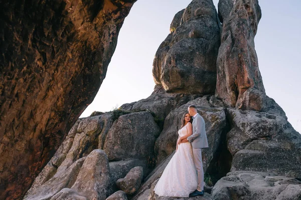 Beautiful Newlyweds Hug Background Rocks Stones Wedding Concept Happy Wedding —  Fotos de Stock