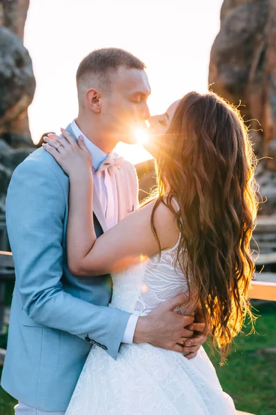 Wedding Couple Kissing Hugging Rocks Sunset — ストック写真