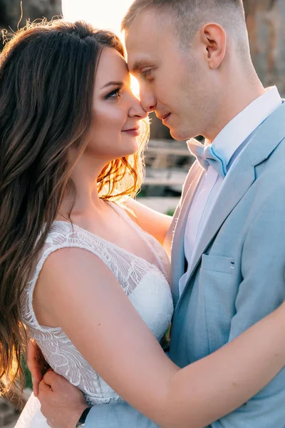 Sensuele Jonge Vrouw Echtgenoot Kijken Elkaar Aan Met Oprechte Liefde — Stockfoto