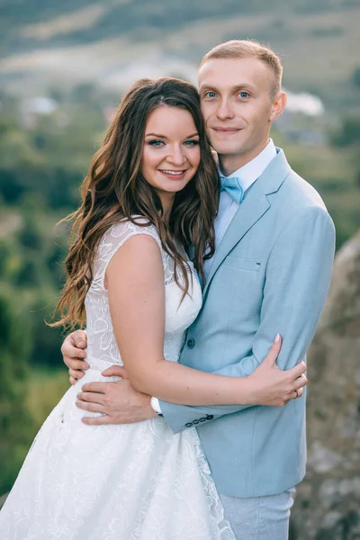 Hermosos Recién Casados Abrazo Parque Novia Novio Paseo Por Naturaleza — Foto de Stock