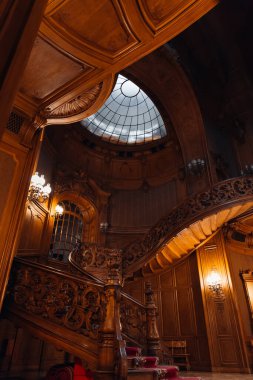 En güzel merdiven içi lüks ahşap, pencereler ve koridorlarla dolu..