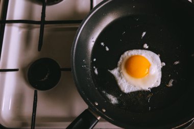 Kızartma tavasında yumurta ve çiğ yumurta, sağlıklı ve yüksek proteinli organik yiyecekler.