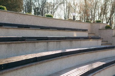 Beton merdiven bir tiyatro tezgahı olarak hizmet verir. Ayrıca uzun ve geniş merdivenlerde oturup sıcak havanın tadını çıkarabilirsiniz.