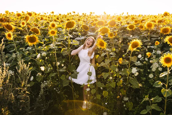 Щаслива Дівчина Насолоджується Розслабляється Квітучому Соняшниковому Полі Під Час Подорожей — стокове фото