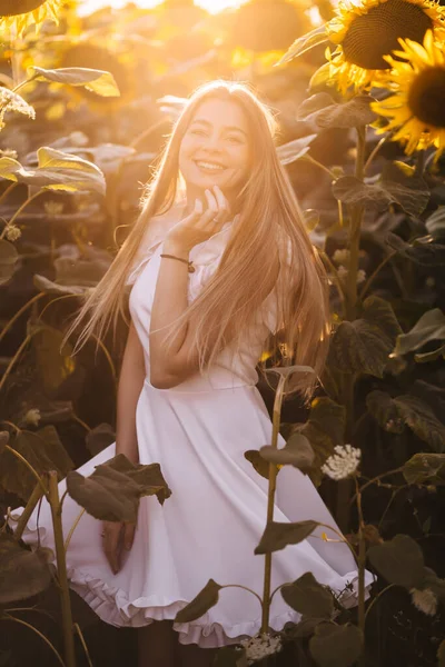 Красива Молода Блондинка Сукні Насолоджується Природою Щаслива Усміхнена Жінка Стоїть — стокове фото
