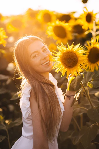 Close Young Beautiful Girl Field Sunflowers — Stock Photo, Image