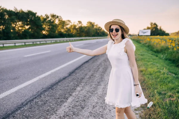 Het Meisje Vraagt Een Ritje Weg Met Een Duim Omhoog — Stockfoto