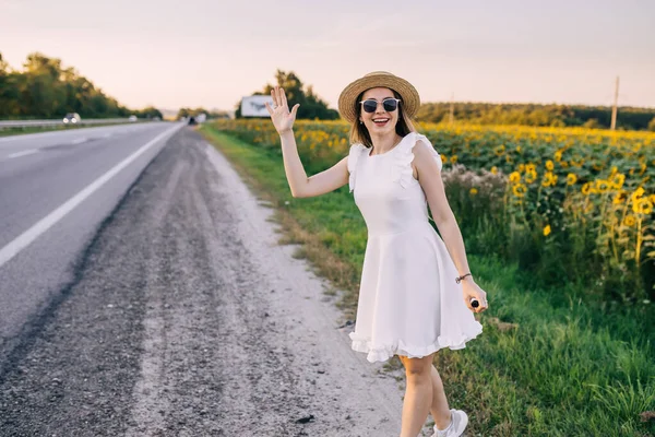 Uma Bela Menina Alegre Caminha Perto Dos Campos Girassóis Chapéu — Fotografia de Stock