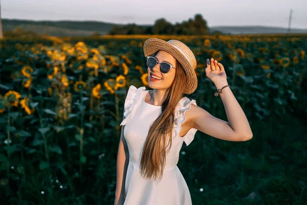 Красивая Молодая Женщина Хорошо Смотрится Шляпе Наслаждаясь Природой Поле Подсолнухов — стоковое фото