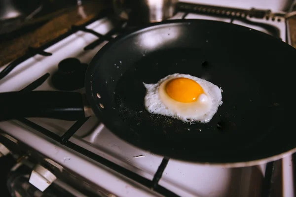 Одне Смажене Яйце Сковороді Чорного Металу Кухонній Плиті Приготування Кухні — стокове фото