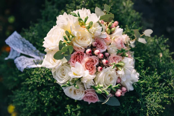 Pembe Çiçekli Düğün Buketi Yeşil Çimlerin Üzerinde Yatıyor — Stok fotoğraf