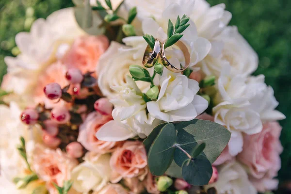 Hermoso Ramo Nupcial Flores Blancas Rosadas Con Anillos Boda Dorados —  Fotos de Stock