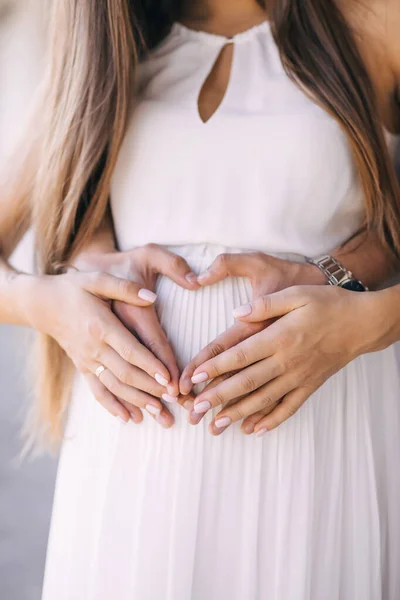Een Mooie Jonge Zwangere Vrouw Haar Man Houden Hun Handen — Stockfoto