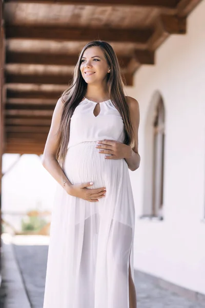 Een Zwangere Vrouw Loopt Straat Gelukkig Meisje Een Witte Jurk — Stockfoto