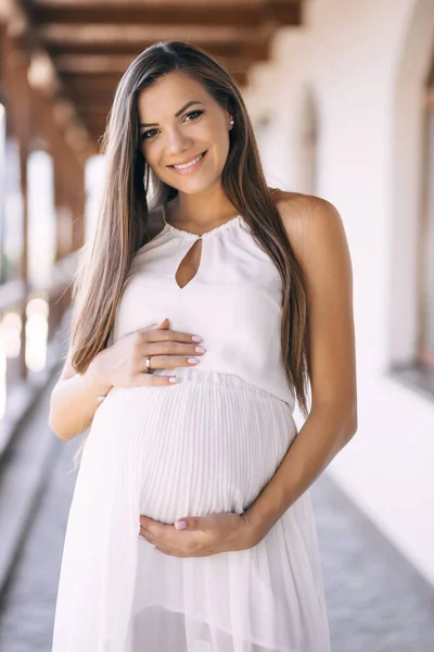 Mooie Elegante Zwangere Vrouw Een Lange Witte Jurk Met Haar — Stockfoto