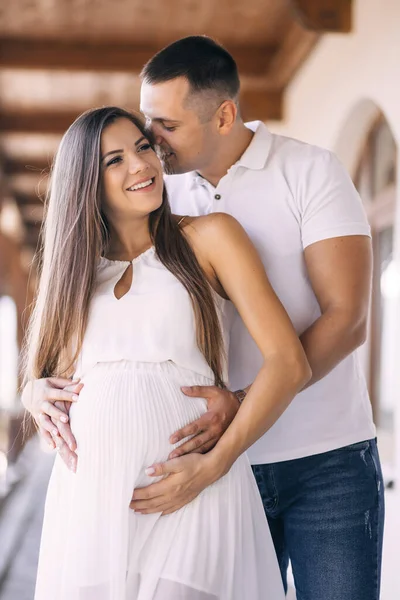 Mann Und Schwangere Frau Verbringen Zeit Miteinander — Stockfoto