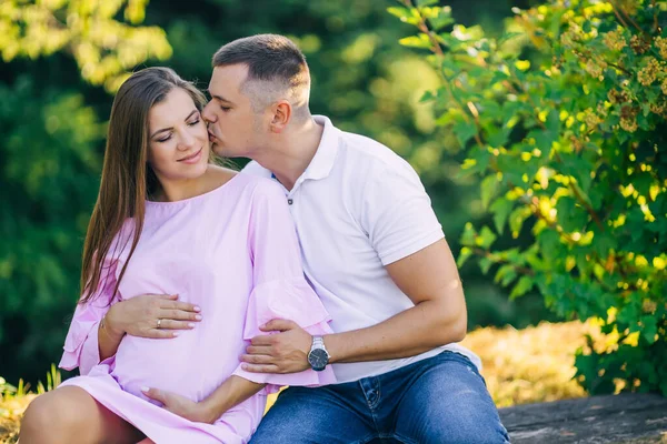 Mutlu Adam Parkta Otururken Hamile Karısını Yanağından Öpüyor — Stok fotoğraf