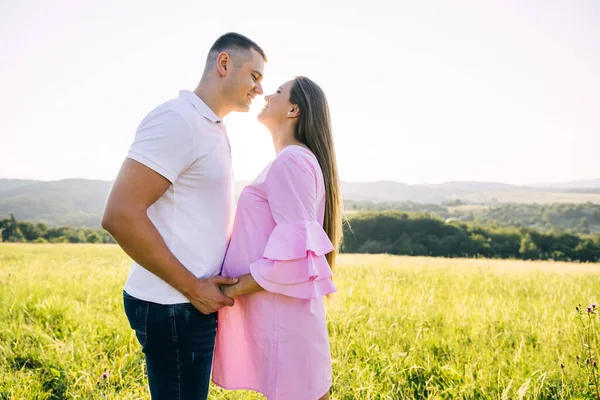 Jovem Casal Homem Mulher Grávida Num Campo Família Feliz Descansando — Fotografia de Stock