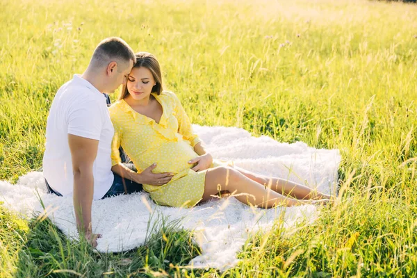 Happy Couple Waiting Baby Cute Pregnant Woman Husband Sitting Green — Foto de Stock