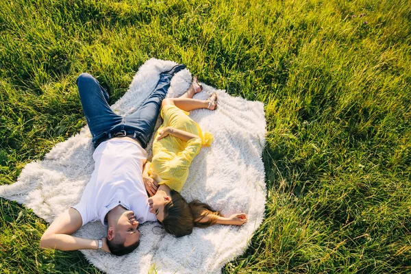 Yakışıklı Erkeğiyle Birlikte Güzel Hamile Bir Kadın Yaz Otlağında Bir — Stok fotoğraf