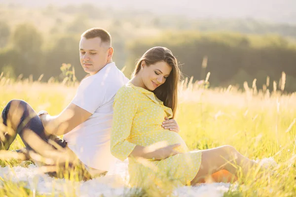 Man Pregnant Woman Relaxing Nature Picturesque Place Sitting Green Grass — Foto Stock