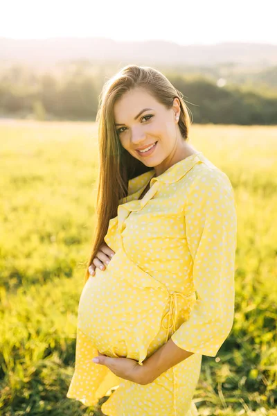 Mooie Jonge Zwangere Vrouw Een Gele Jurk Rust Natuur Een — Stockfoto