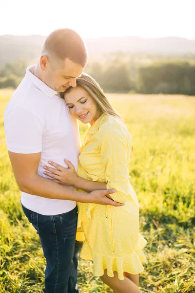 Young Husband His Pregnant Wife Embrace Sunny Summer Field — Foto de Stock
