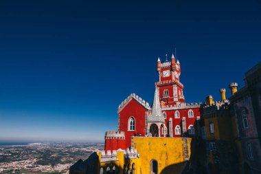 Pena Palace, Sintra, Portekiz 'in panoramik manzarası. Ulusal Saray, manzaranın arka planında güzel, canlı bir renktir.