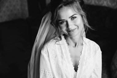 Lüks makyajlı ve saç stili olan güzel bir gelin. Gelin sabahı. Siyah beyaz fotoğraf