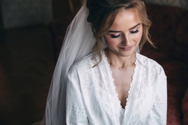 Sabah gelin. Gelin yaklaşan düğün için hazırlanıyor.