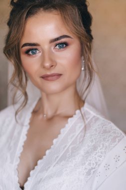 Sabahları bornozlu güzel bir gelin. Genç bir kız düğün törenine gidiyor..