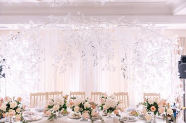 Düğün süsleri. Yeni evlilerin gelin ve damadı için ana masaya servis yapıyoruz..