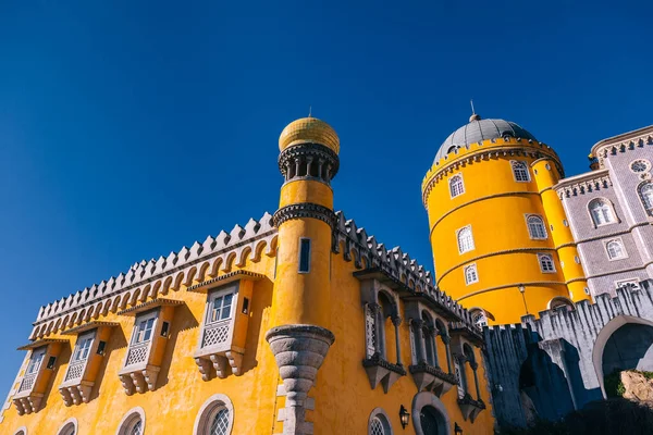 Słynny Piękny Zabytek Pałac Narodowy Pena Błękitne Niebo Sintra Lizbona — Zdjęcie stockowe