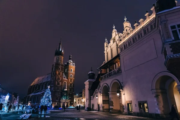 Вечірній Вигляд Базиліки Святої Марії Боку Вулиці Старого Міста Кракова — стокове фото