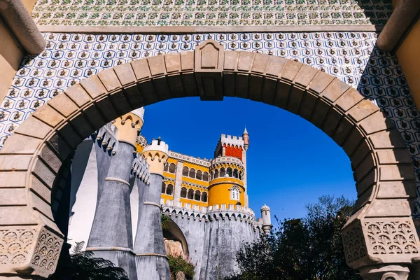 Łuk Przed Wejściem Pałacu Narodowego Pena Sintra Portugalia — Zdjęcie stockowe
