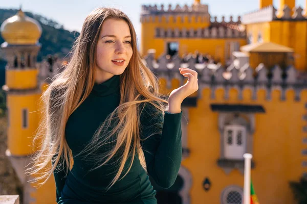Uma Jovem Turista Posando Perto Palácio Pena Sintra — Fotografia de Stock