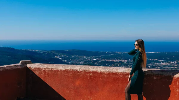 Una Mujer Viaja Los Lugares Famosos Portugal Niña Encuentra Balcón — Foto de Stock