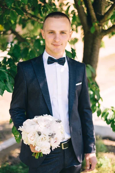 Ein Mann Klassischen Anzug Lächelt Und Hält Einen Hochzeitsstrauß Den — Stockfoto