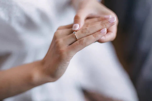 Close Anel Ouro Com Diamante Mão Noiva Com Uma Delicada — Fotografia de Stock