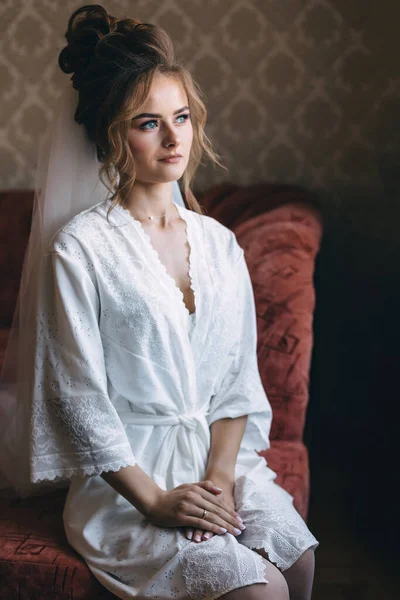 Bruid Met Make Modieuze Kapsel Een Boudoir Witte Kanten Mantel — Stockfoto
