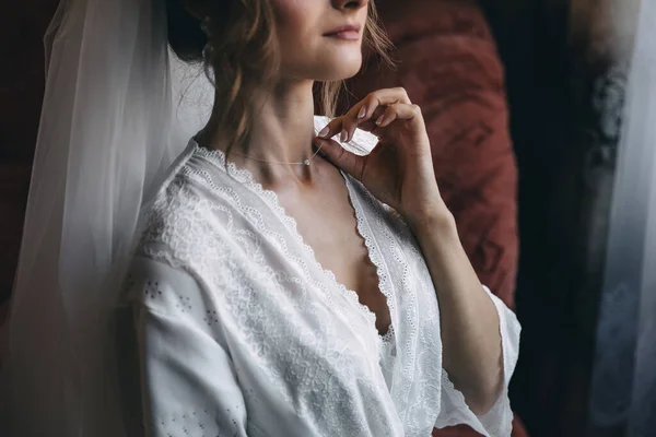 漂亮的年轻女子穿着华丽的钻石项链和长袍为婚礼做准备 早上的新娘 — 图库照片